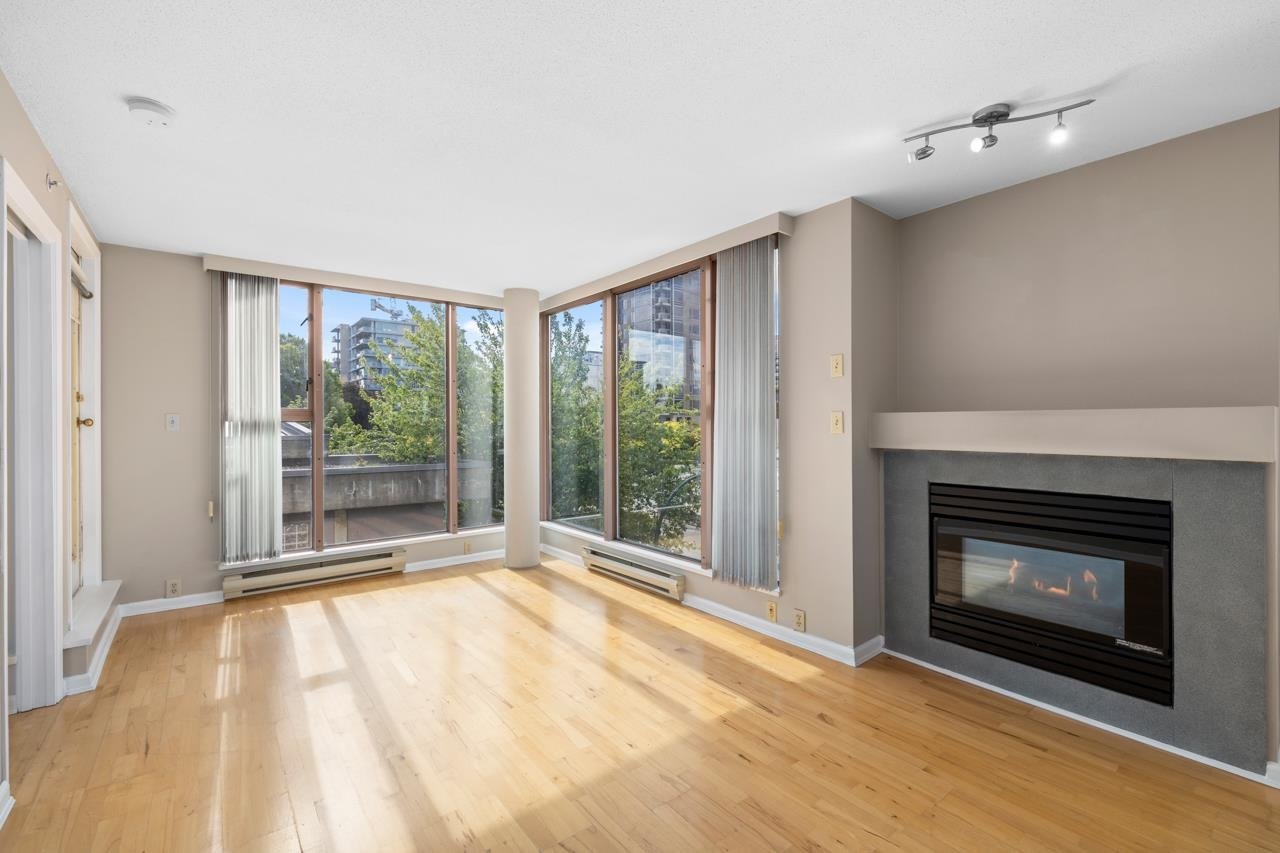 405-1633 W 8th Ave