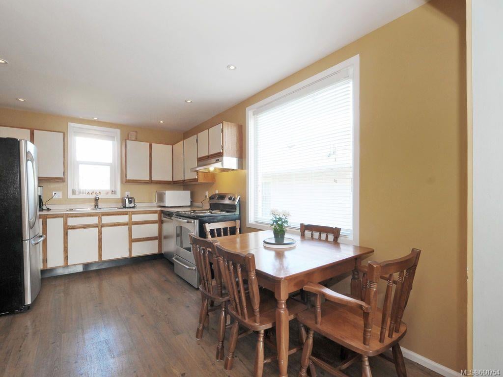 1990 Haultain St, Saanich