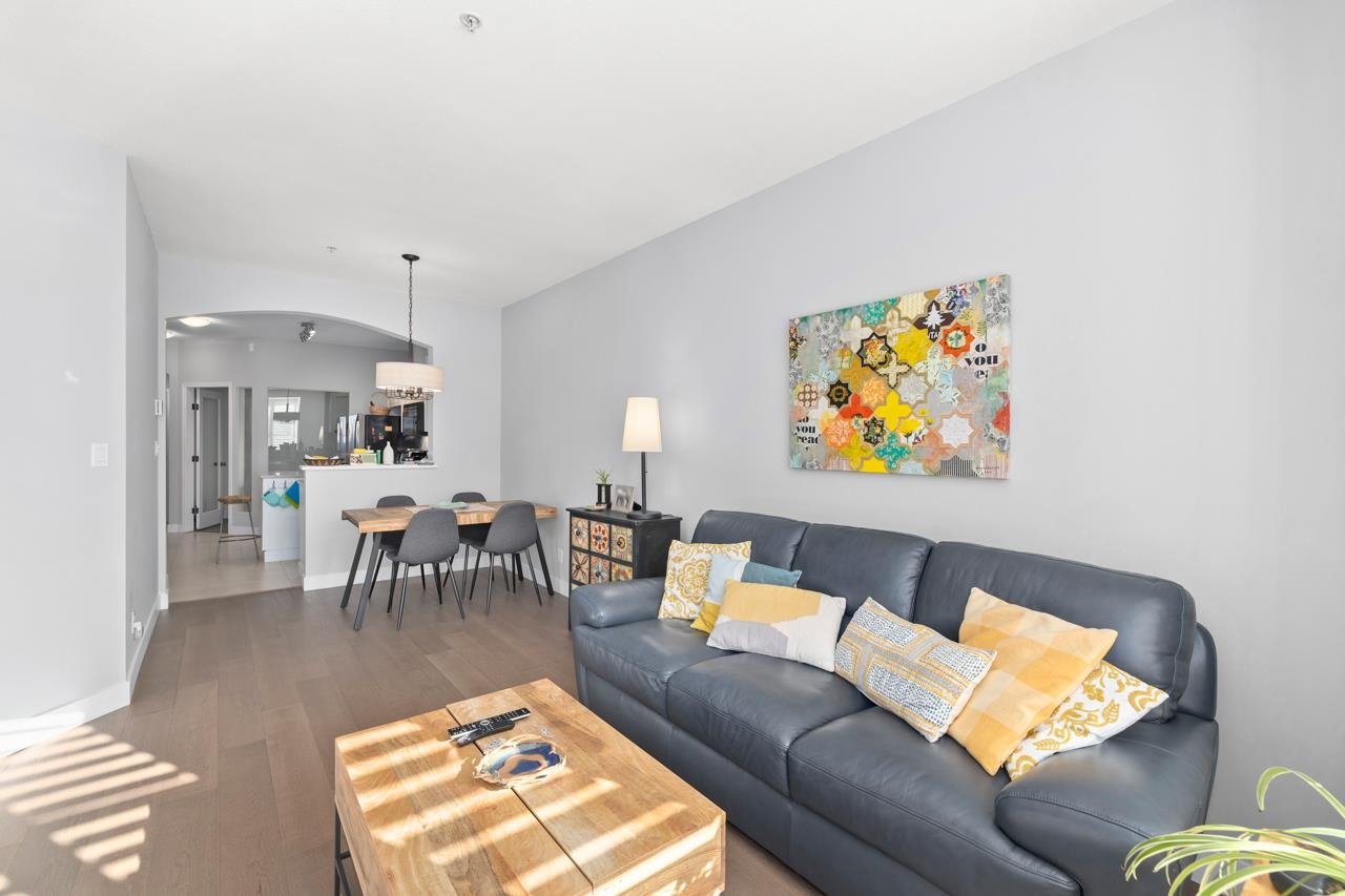 210-2175 Salal Dr