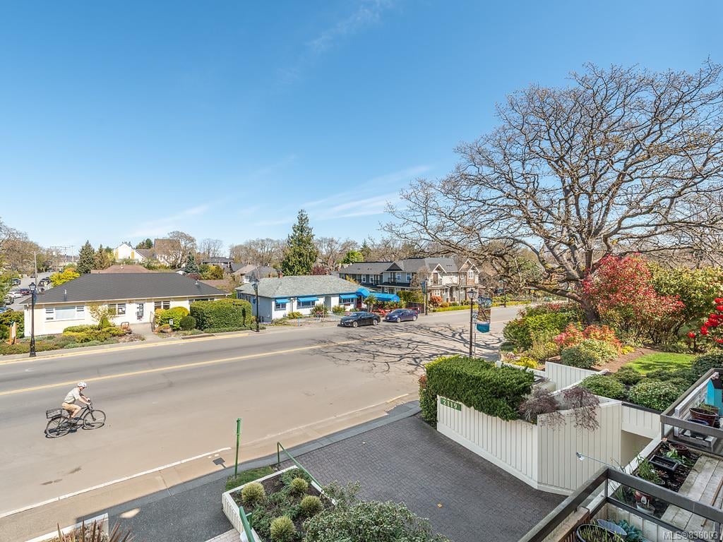 202-2119 Oak Bay Ave