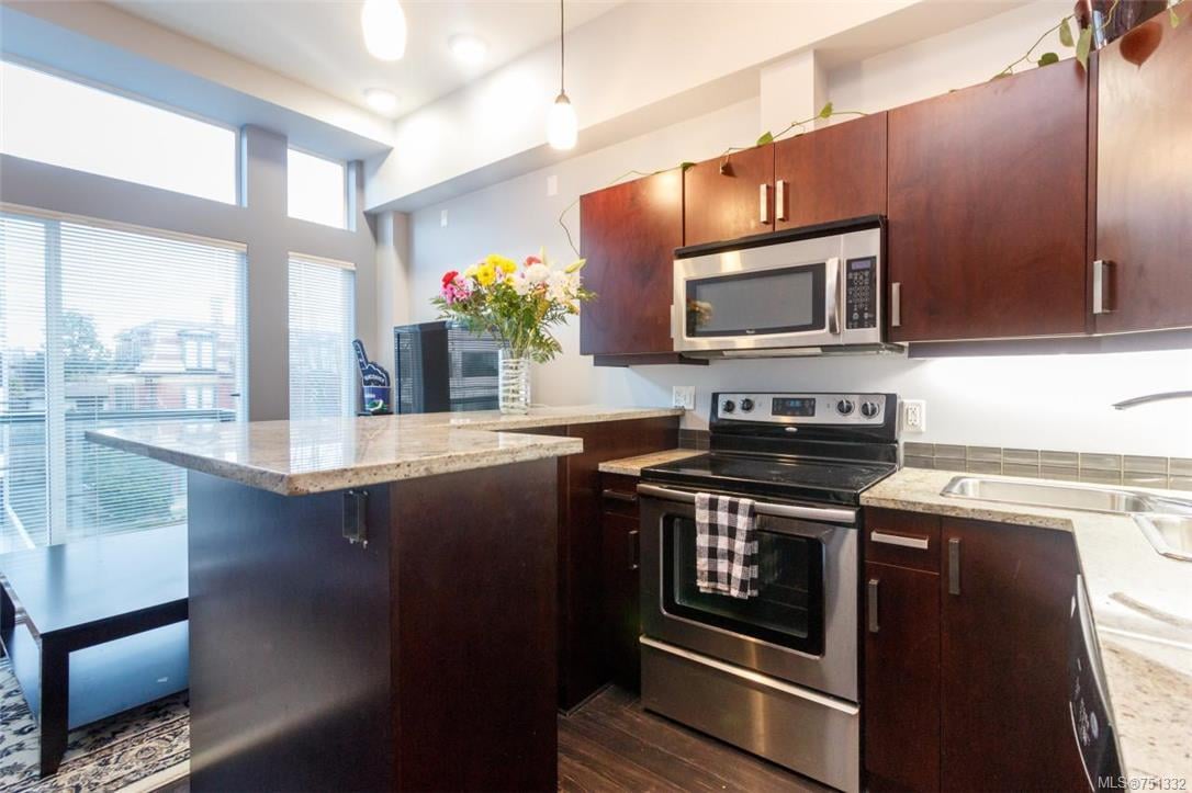 302-1121 Fort St, Victoria