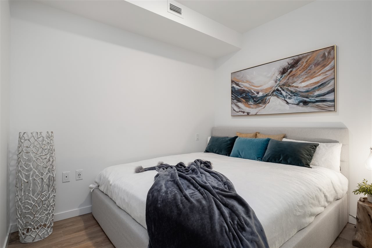209-725 Marine Dr