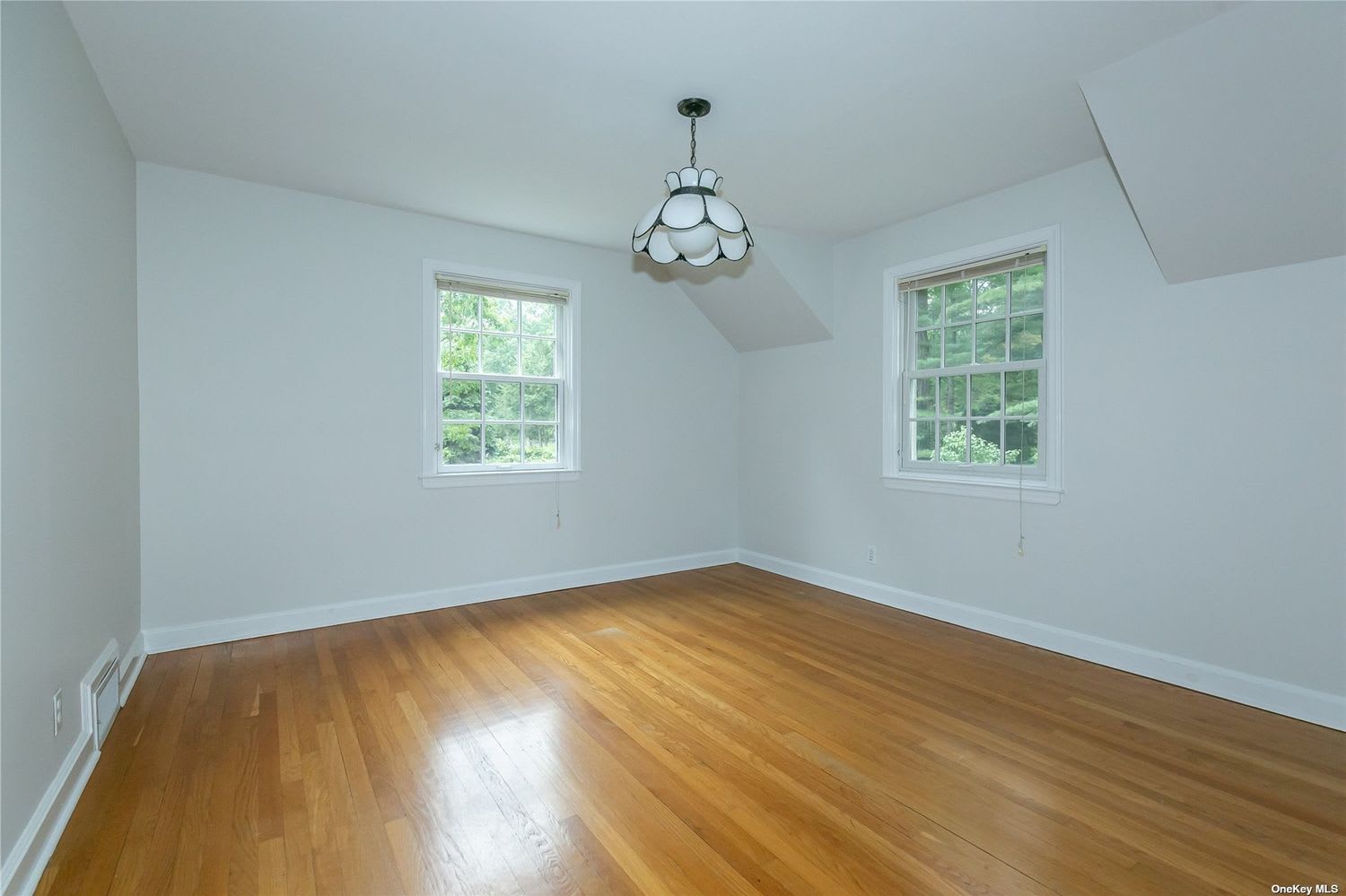 30 Colonial Dr, Huntington