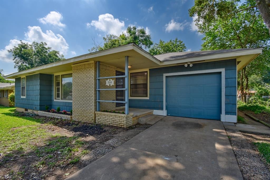 504 E Tom Green St