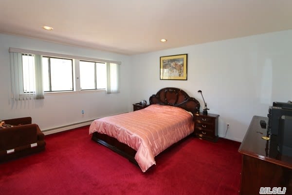 240 Willis Ave, Syosset