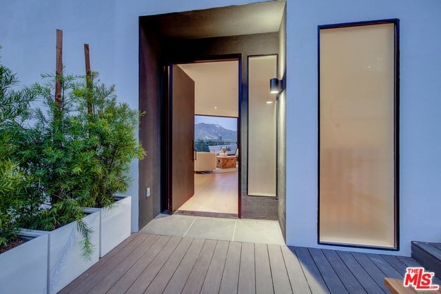 6876 Pacific View Dr