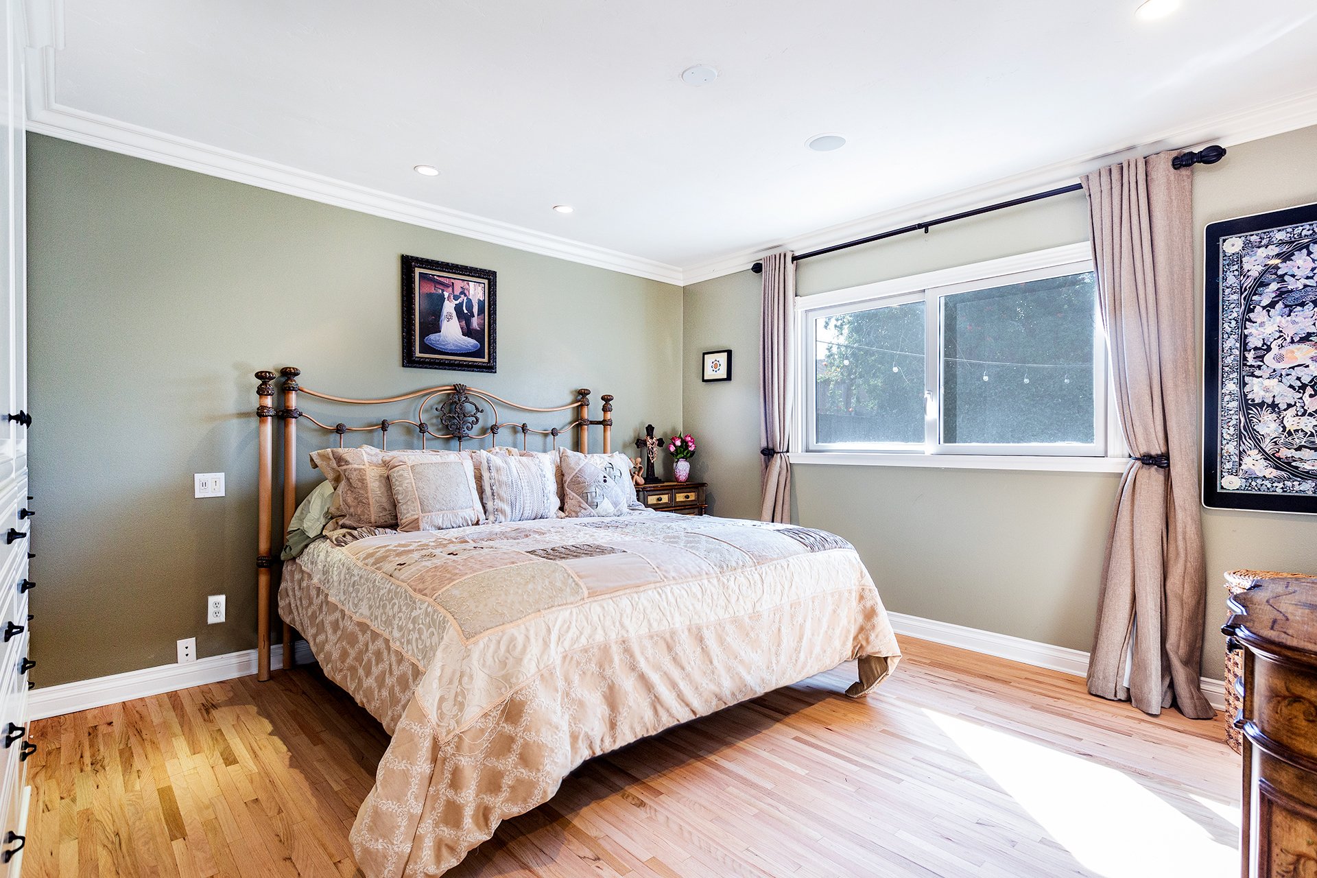 23728 Tiara St, Woodland Hills