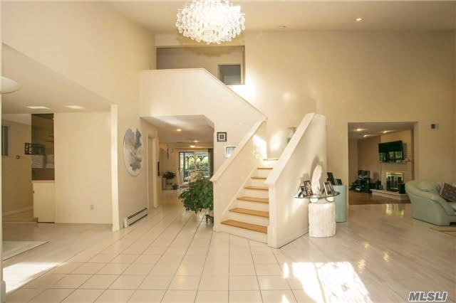 10 Golf Ct, Syosset