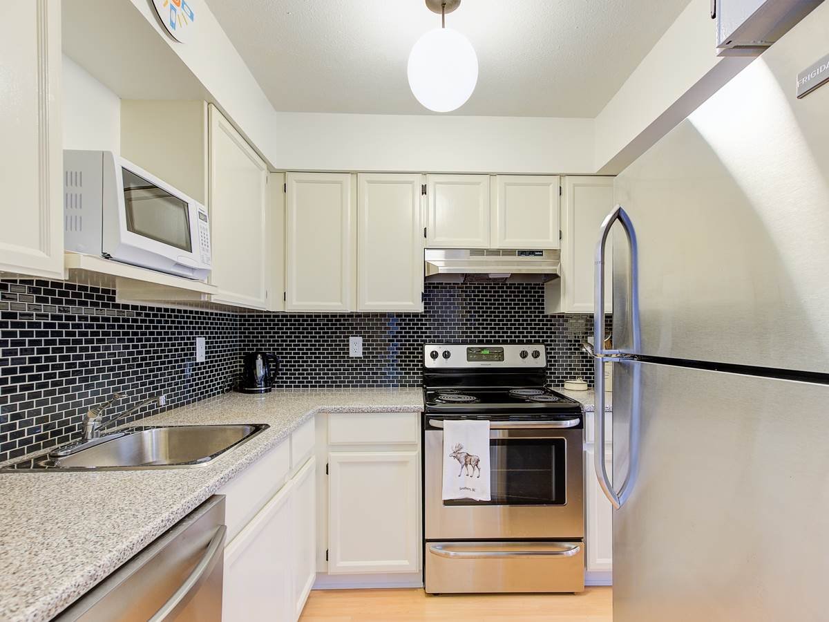 113-1910 Chesterfield Ave