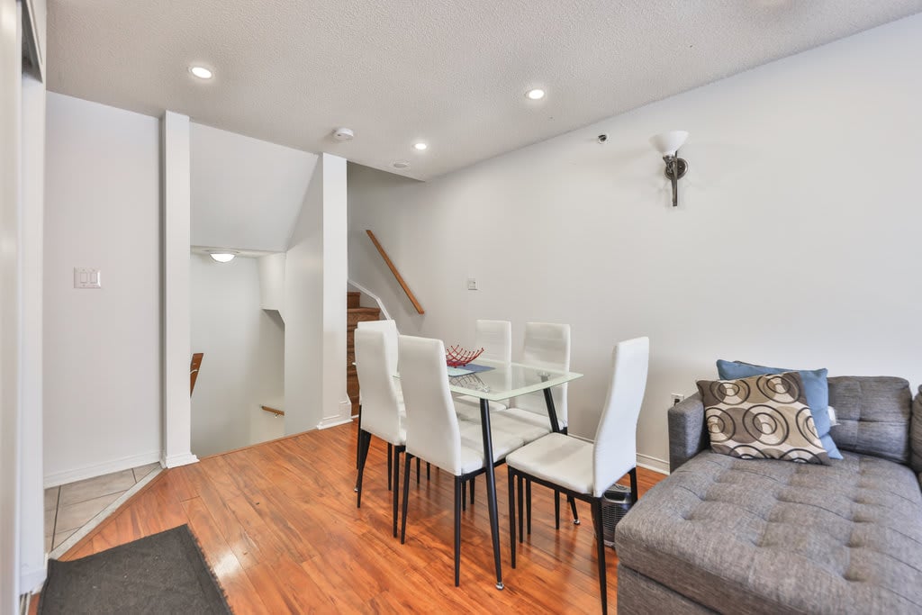 75 Weldrick Road E #823, Richmond Hill