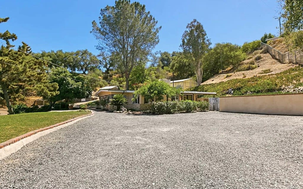 1027 S Live Oak Park Dr