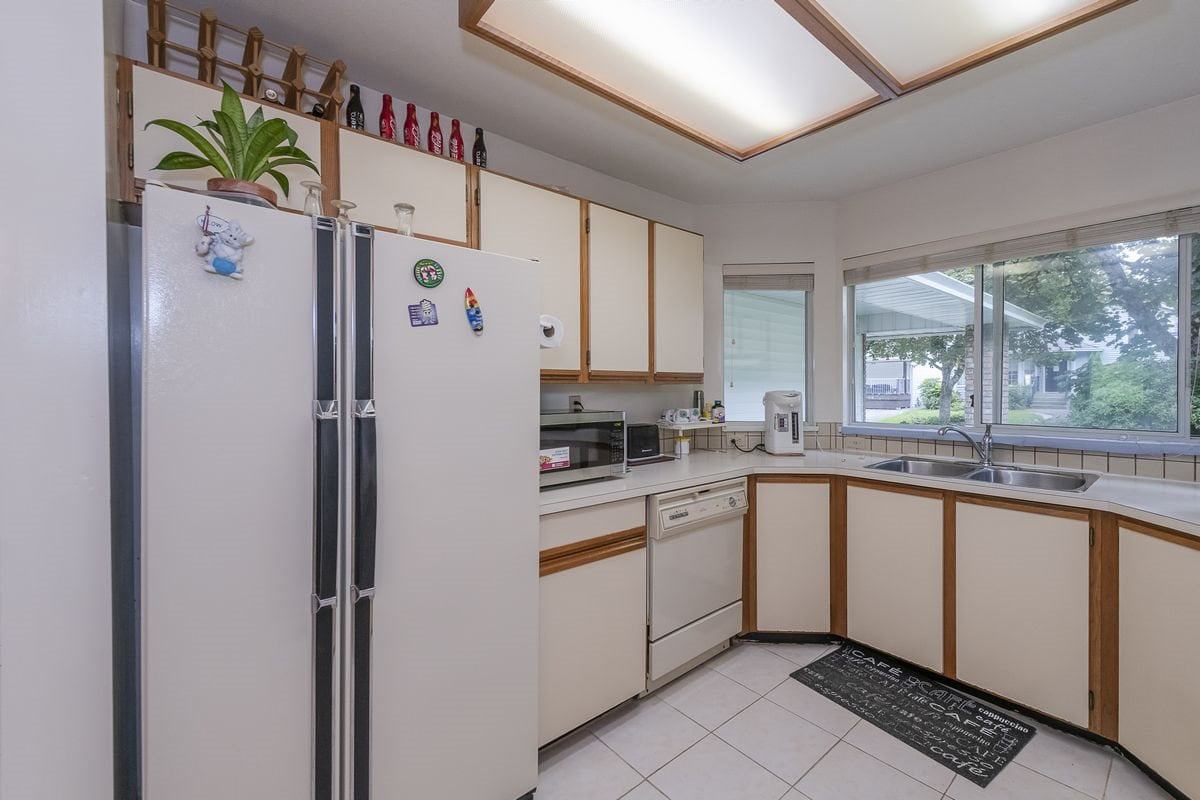 828 Porteau Pl