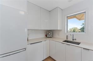 402-1593 Begbie St