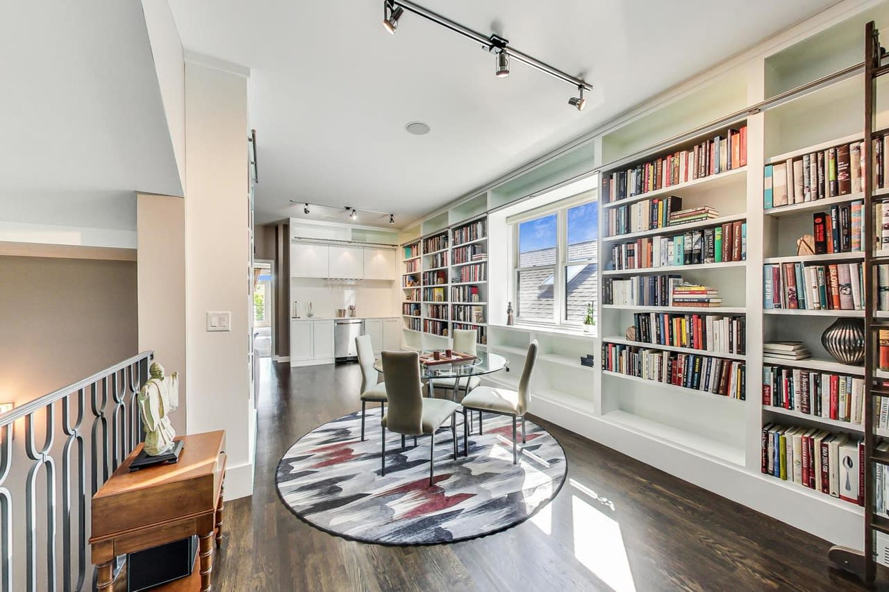 3839 N Southport