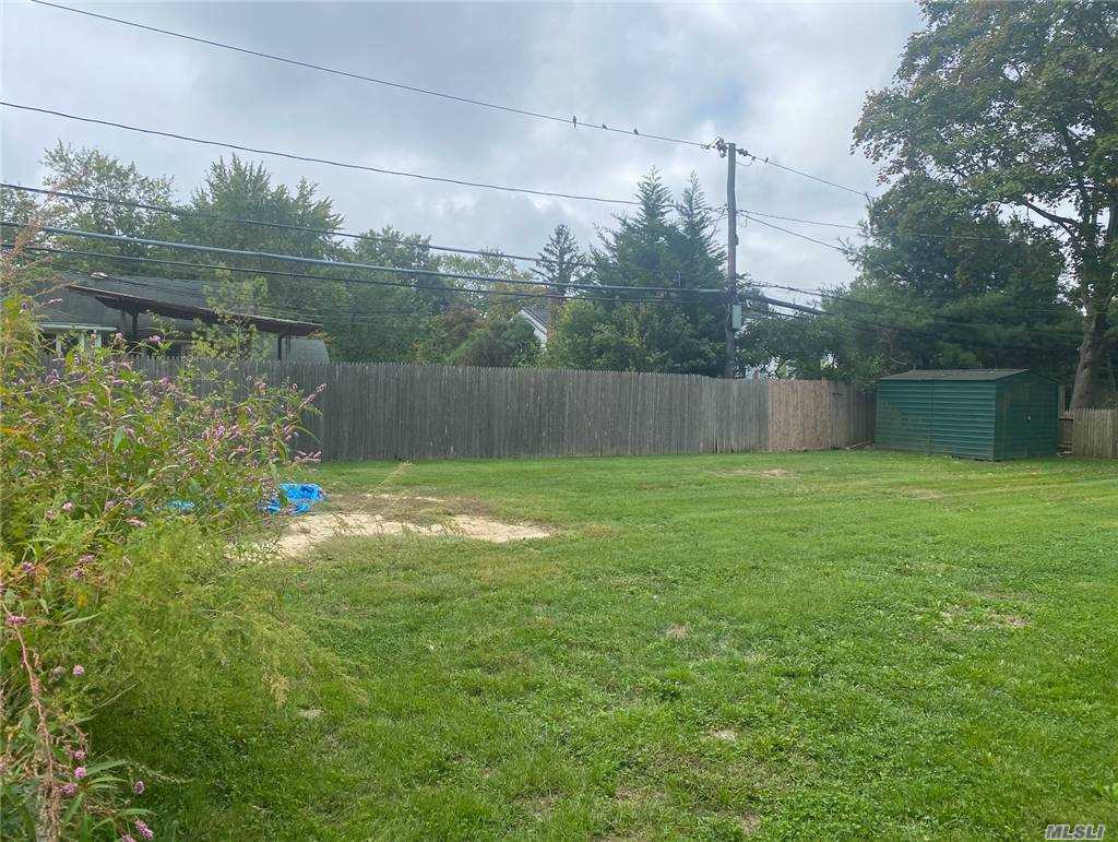 212 Haypath Rd, Old Bethpage