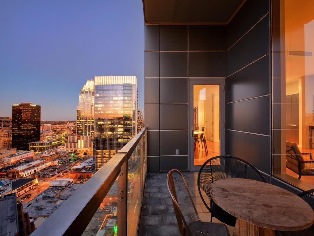 210 Lavaca St #2011