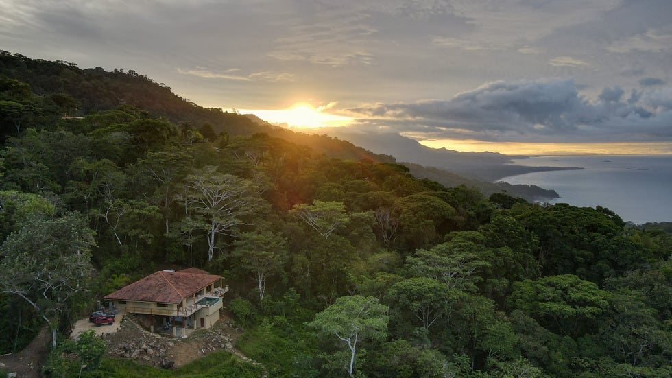 VACATION DREAM HOME WITH OCEAN VIEW IN THE ESCALERAS COMMUNITY OF DOMINICAL