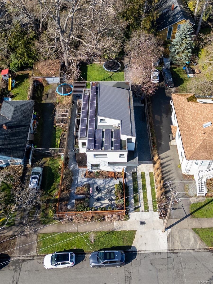986 Cowichan St