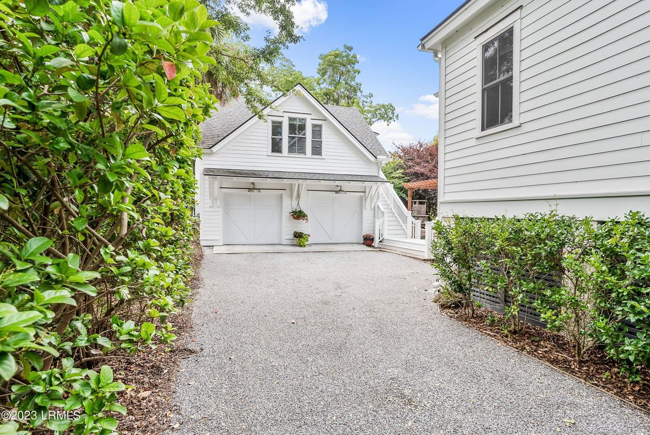 606 New St