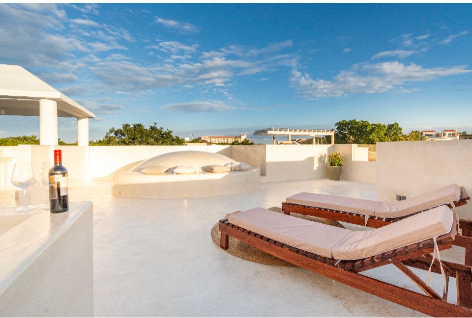 Villa for Sale in Puerto Aventuras with breathtaking ocean views and guesthouse./ Rooftop Pool Sundeck