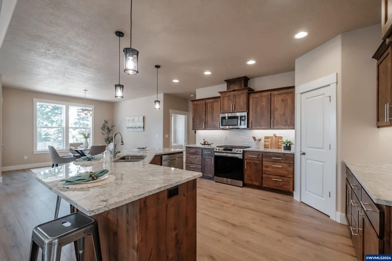 708 NW George Ct