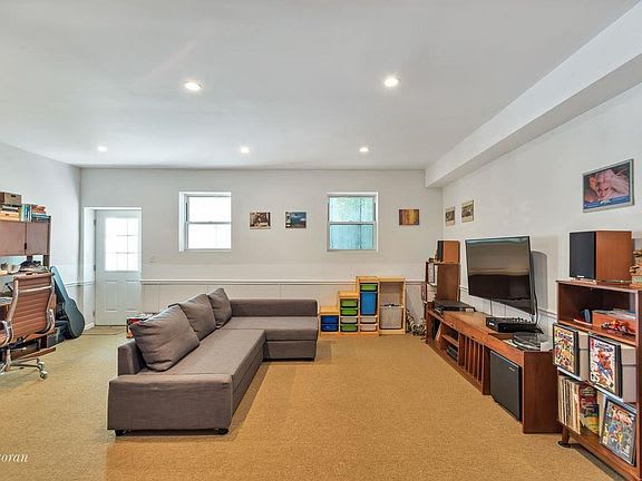 965 Kent Ave Apt: 1 