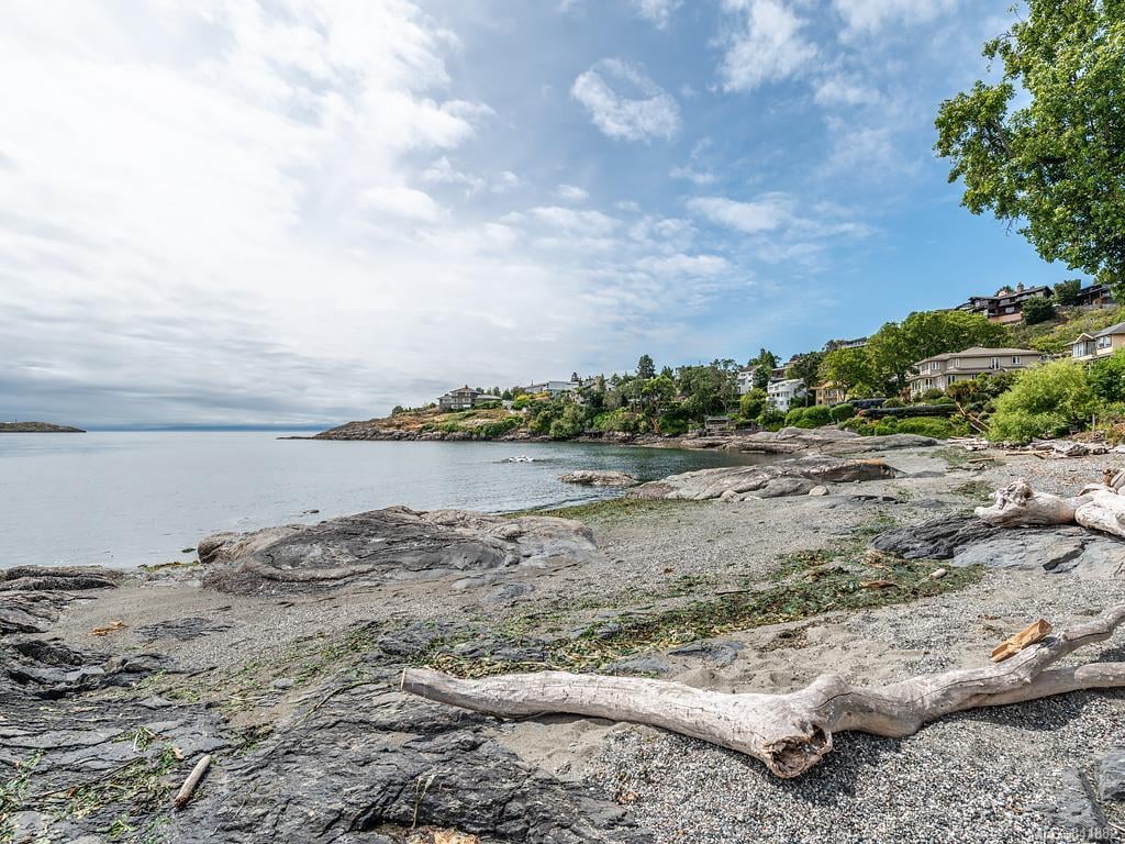 207 Beach Dr