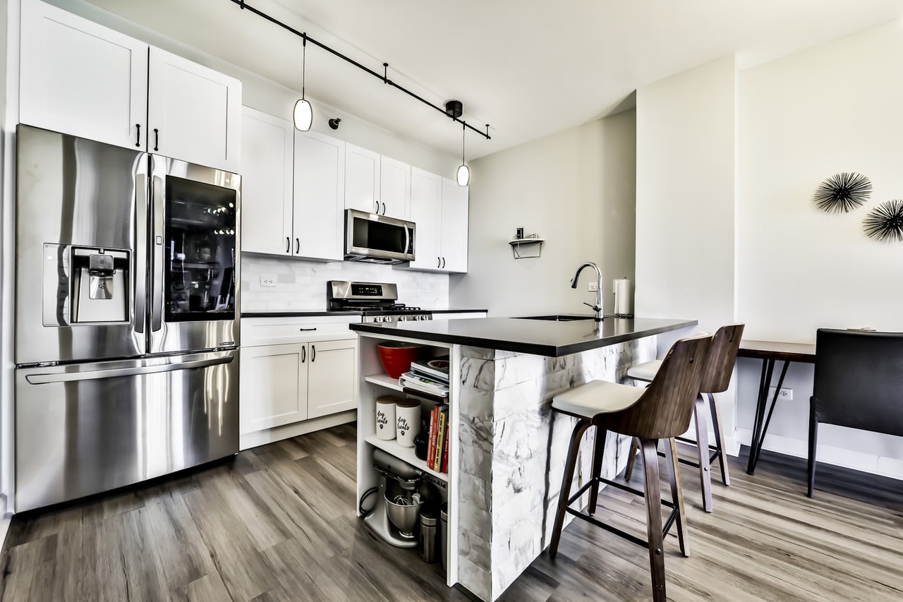 330 N Jefferson St (No. 907)