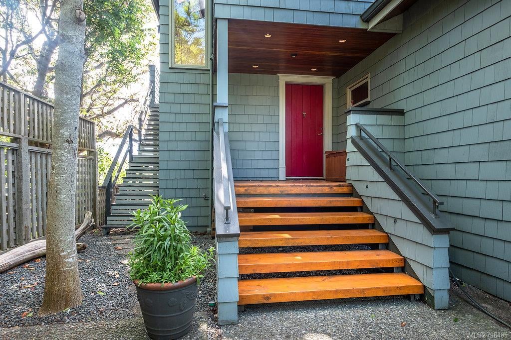 45 Maquinna St