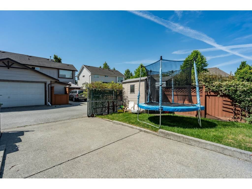 18498 64a Ave