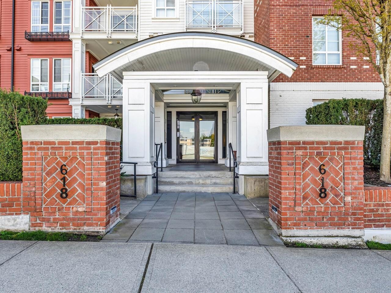 217-618 Como Lake Ave