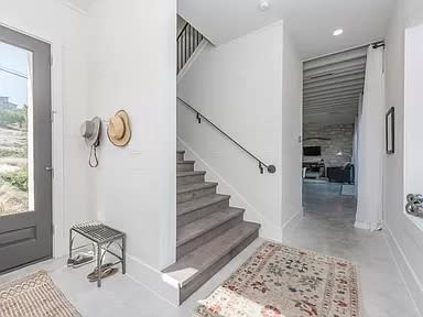 1015 Warbler Dr