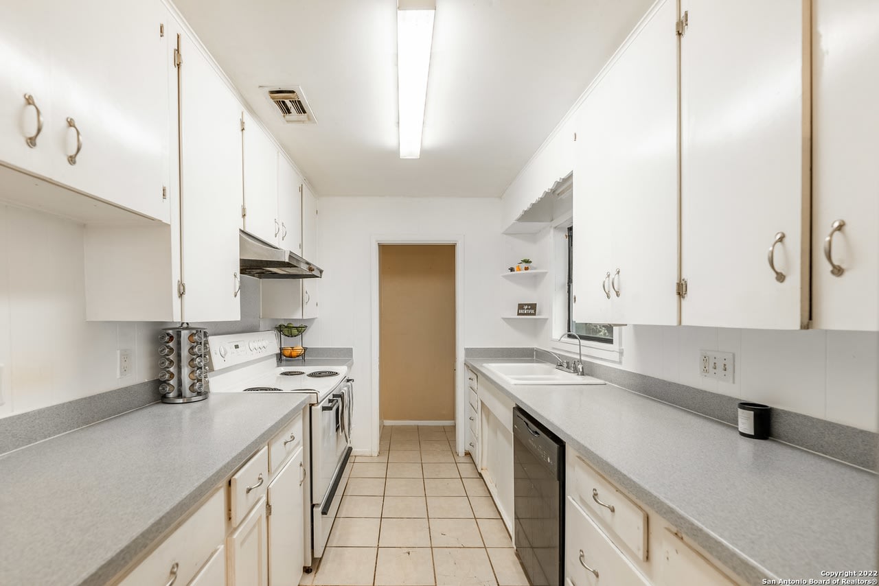 3140 Westview Dr