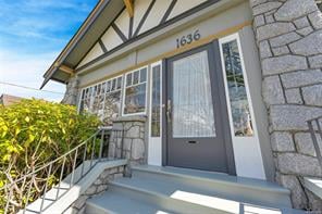 1636 Hollywood Cres