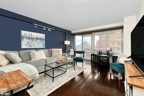 142 East 16th Street Unit: 18C