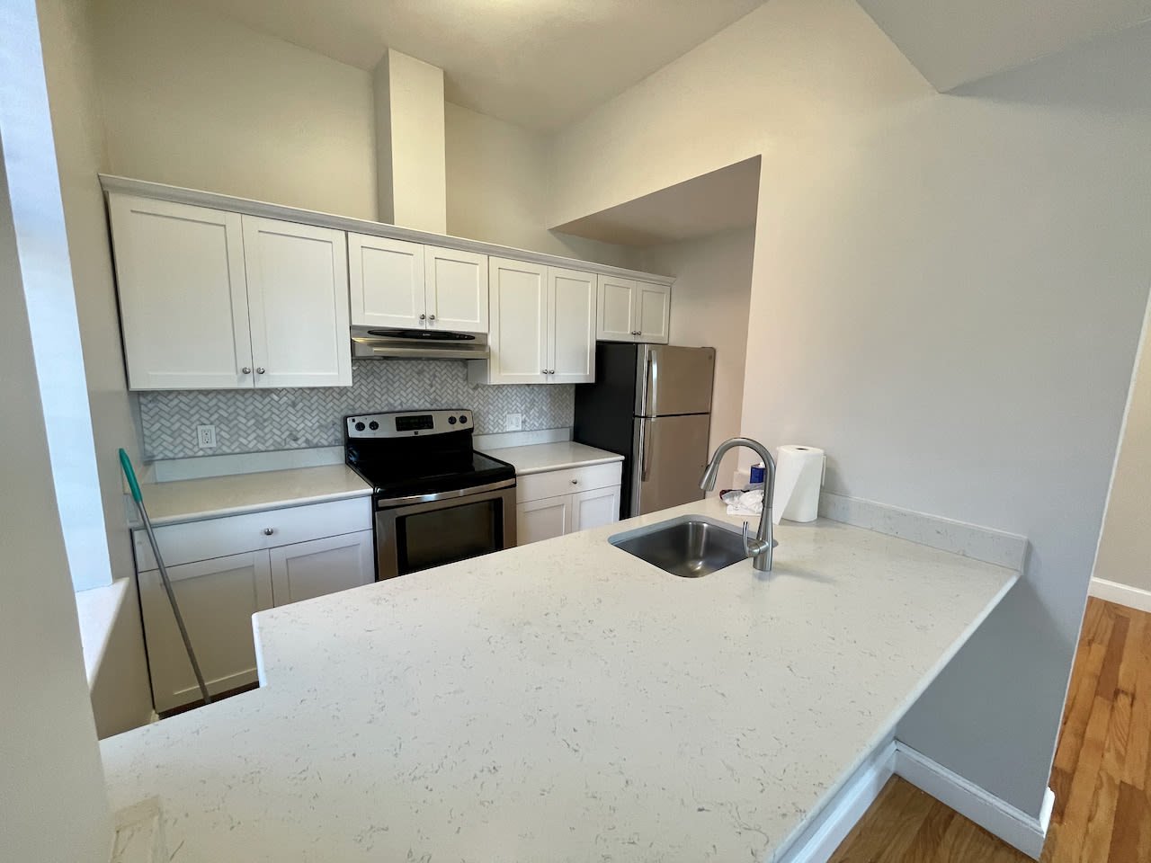 John Eliot Square - 2 Bed 1 Bath - w/ laundry, Pet Friendly, Parking and Common Roof Deck! 
