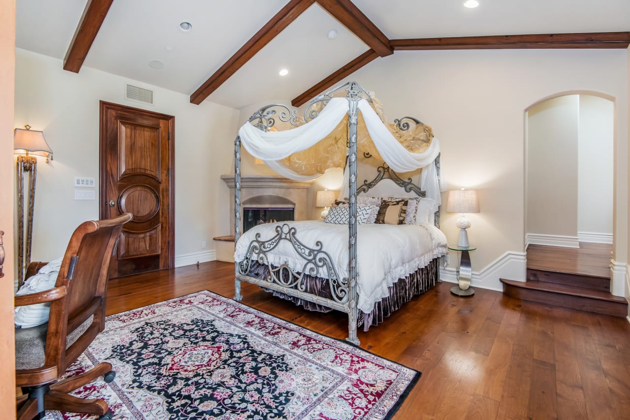 1233 Woodland Grove Ct, Calabasas Real Estate