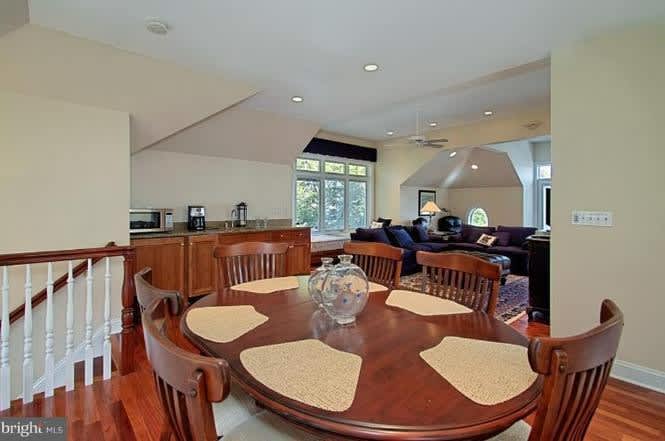 198 Lake Dr W