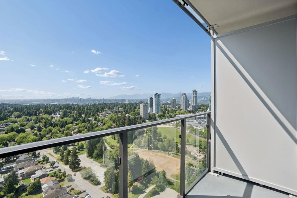 13573 98a Avenue 2305, Surrey