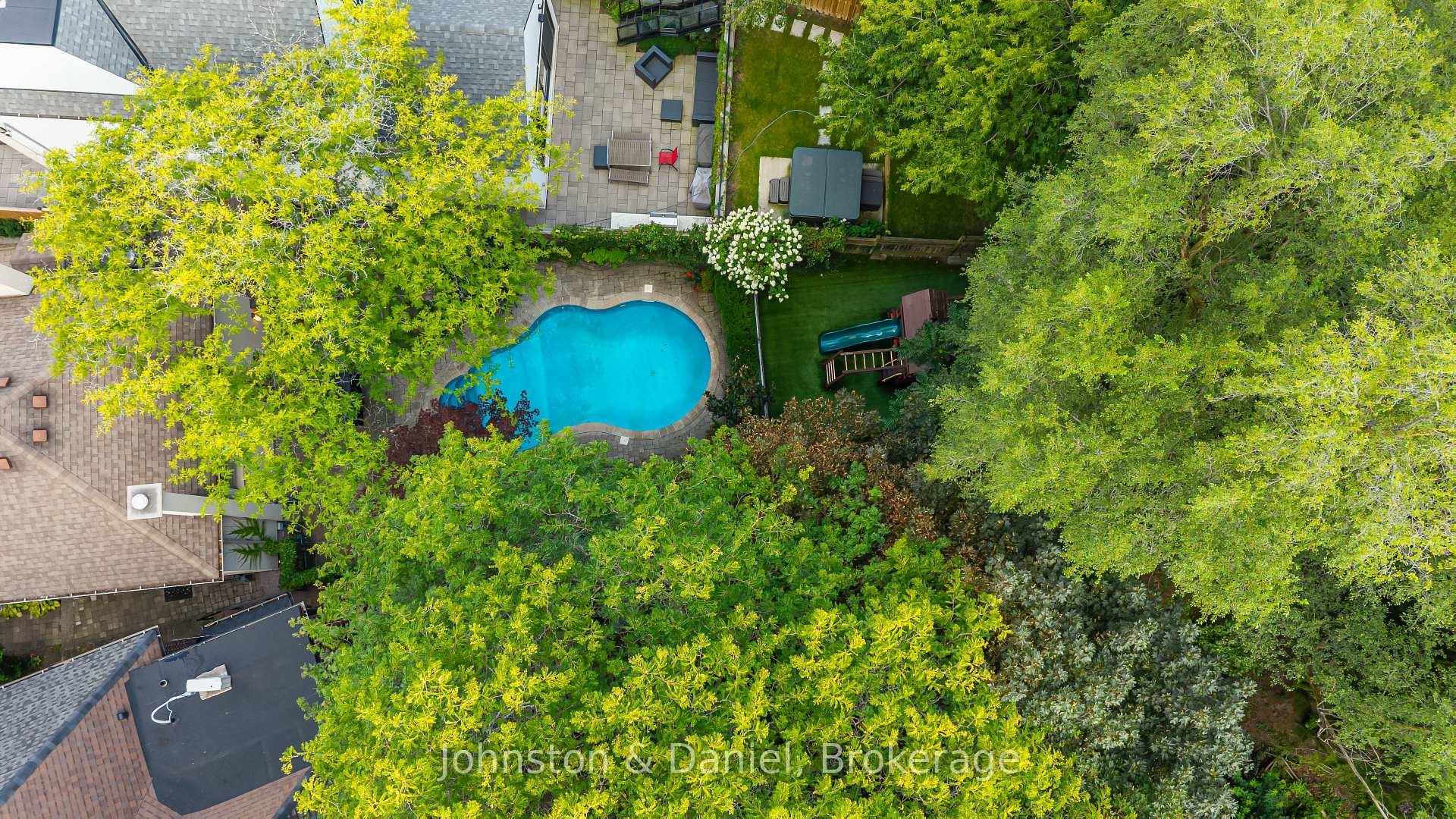 77 Lawrence Crescent