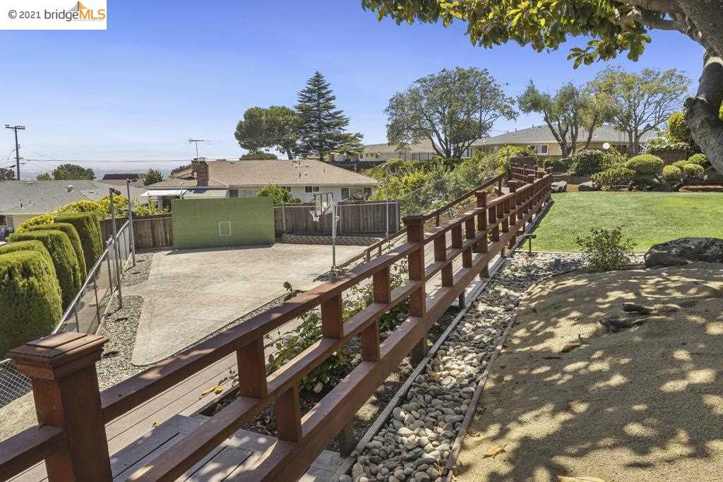 1863 Lakeview Ct