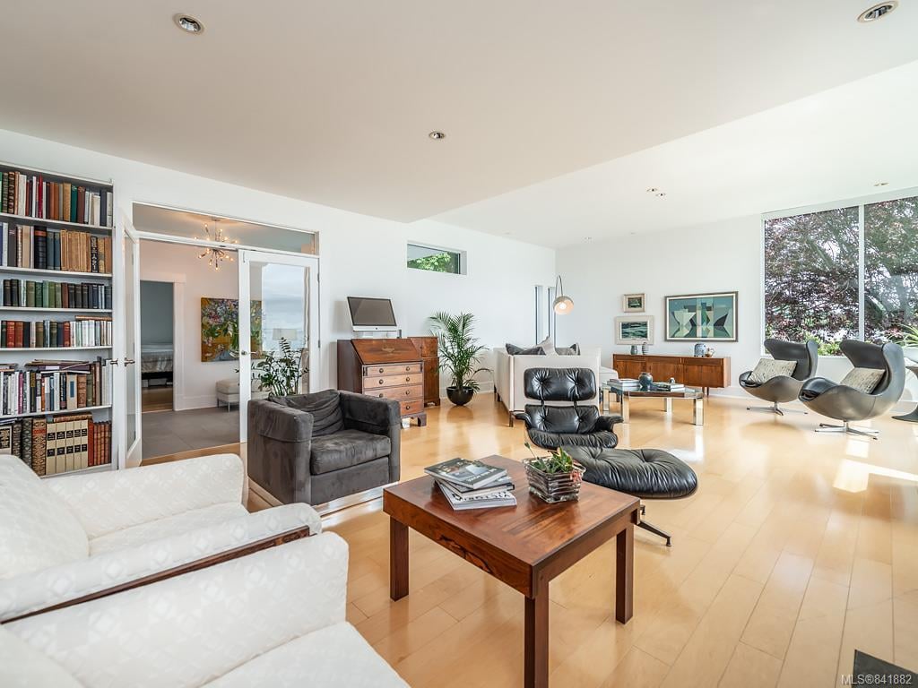207 Beach Dr