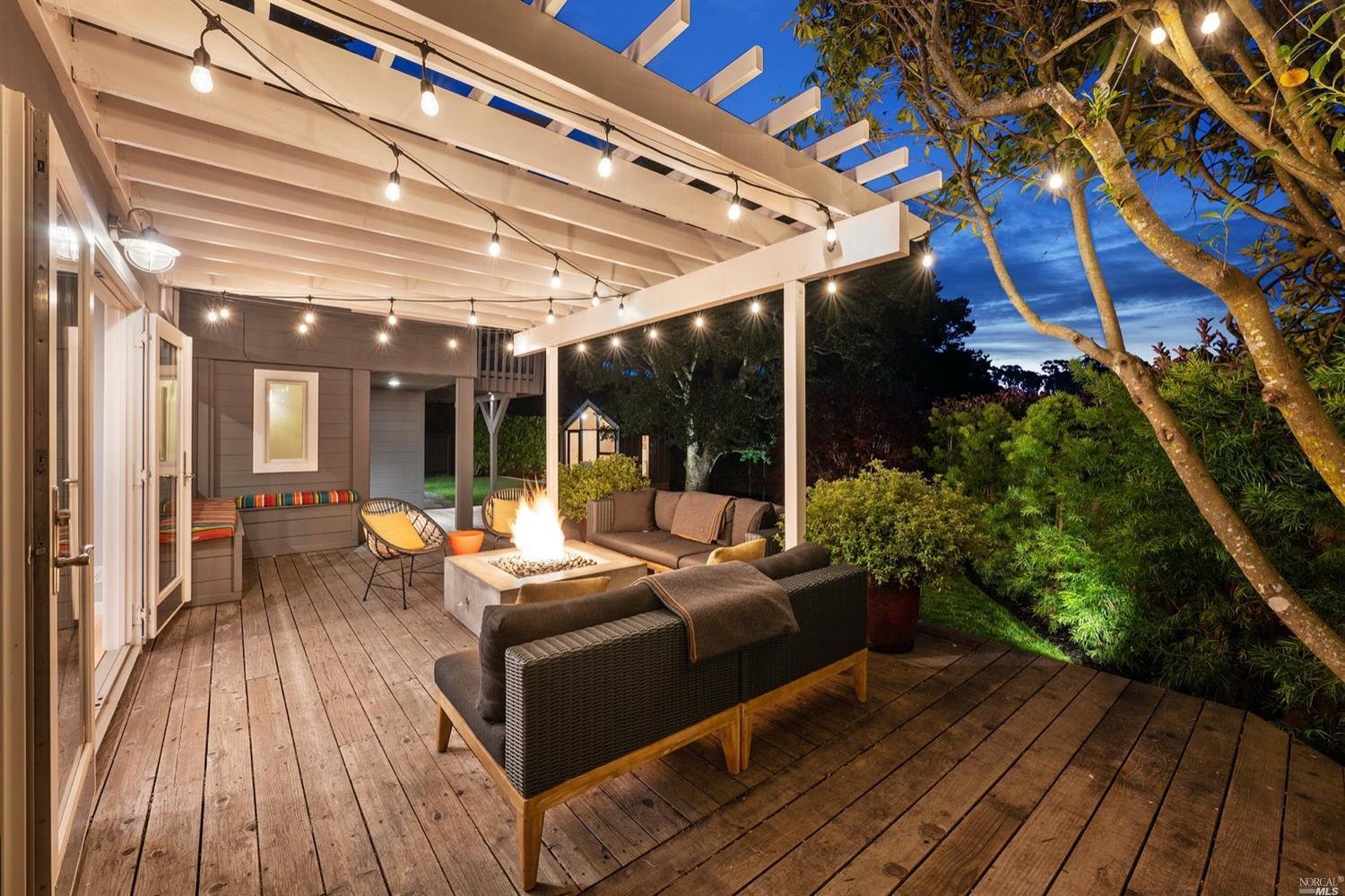 2 Cedarwood Ln
