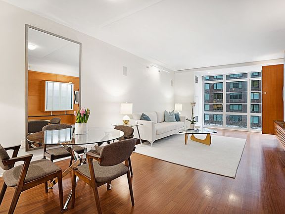 300 East 55th Street Unit: 4D