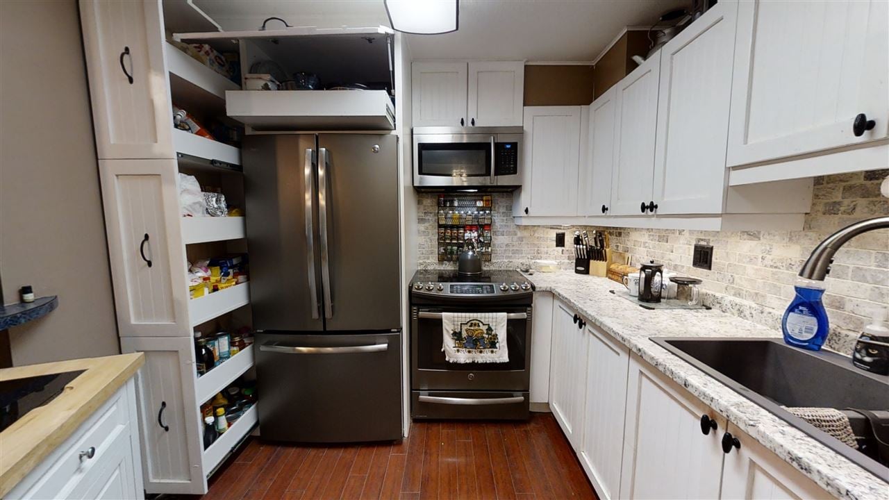 205-13955 Laurel Dr