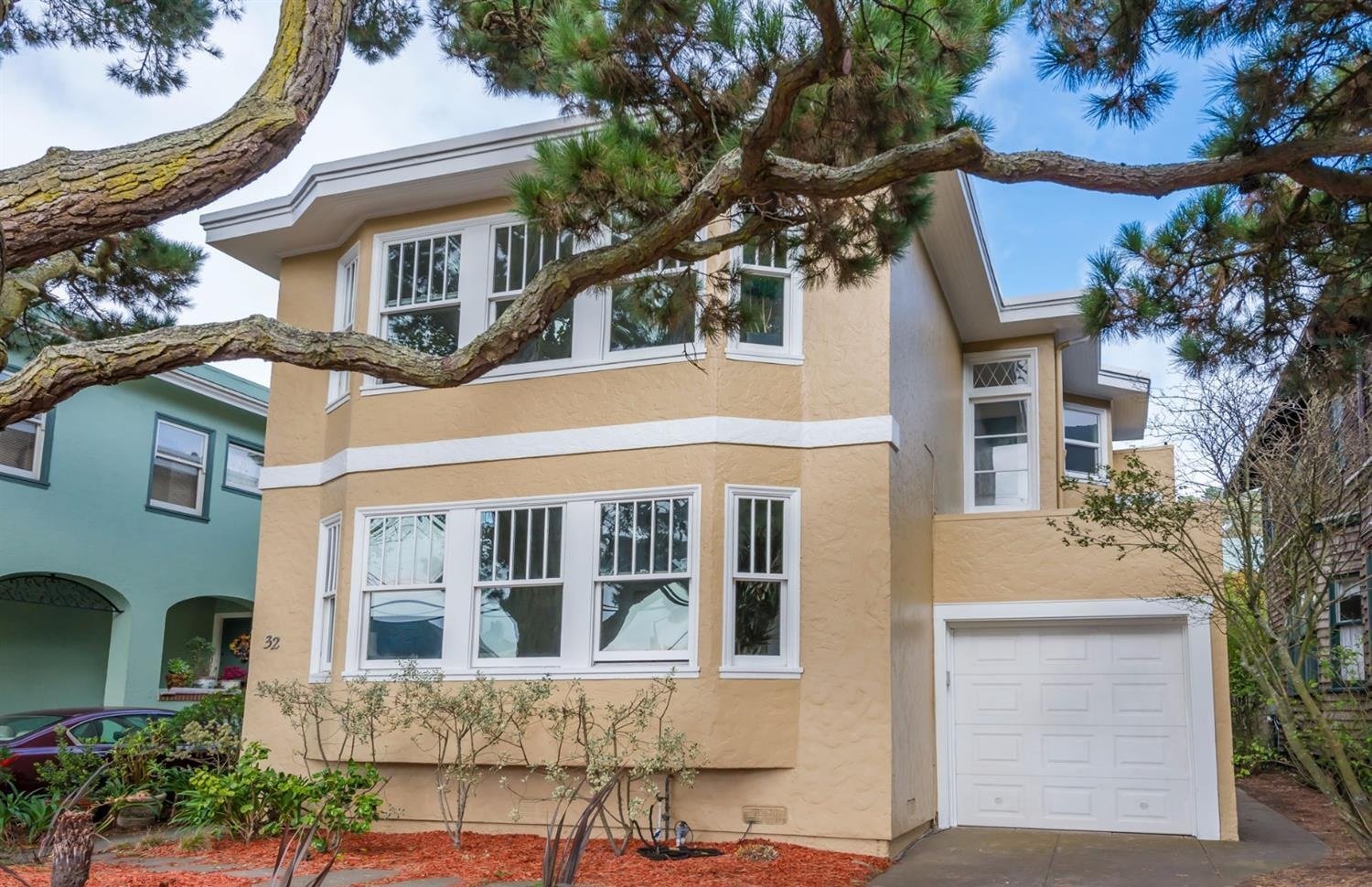 32 Taraval St