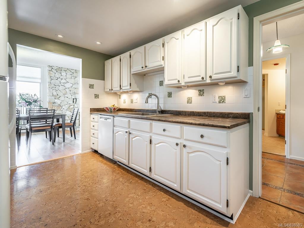 202-2119 Oak Bay Ave