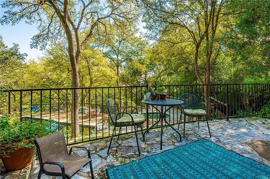 2005 Lakeshore Dr