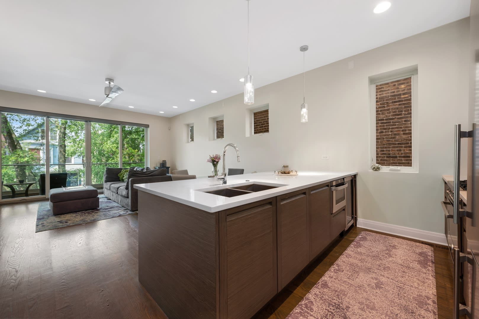 3743 N Kenmore