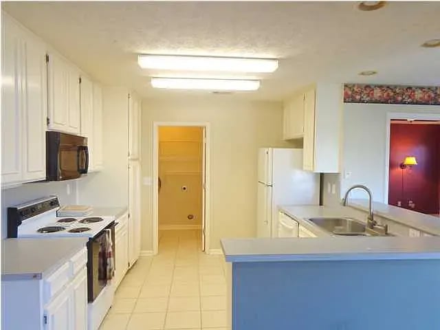 203 Lakeshore Dr